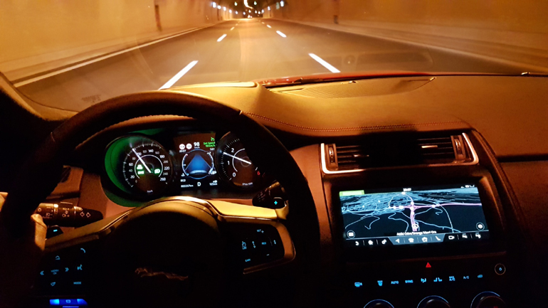 Εικόνα από το εσωτερικό της νέας Jaguar E-Pace...