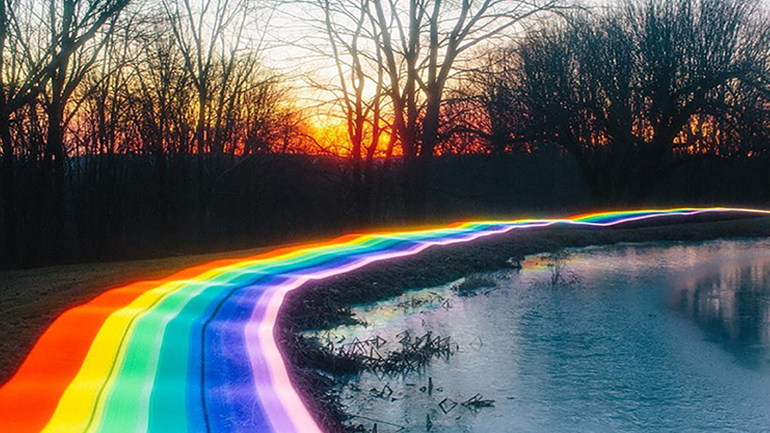 Ένα ουράνιο τόξο ελίσσεται στο έδαφος
