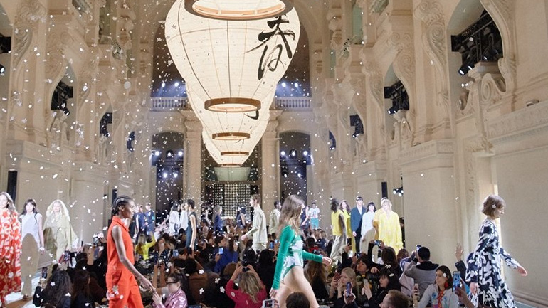 Minimal γραμμές και μοτίβα εμπνευσμένα από την Ιαπωνία στο catwalk της H&M