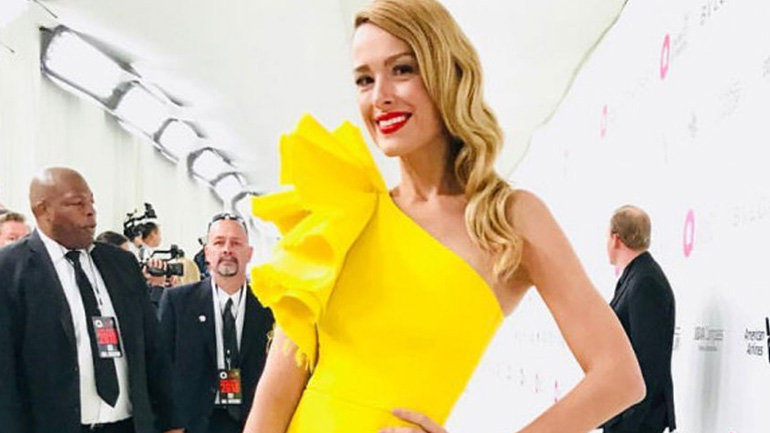 Petra Nemcova: Με μεταξωτή κρεπ δημιουργία Celia Kritharioti στο Oscars viewing party του Elton John