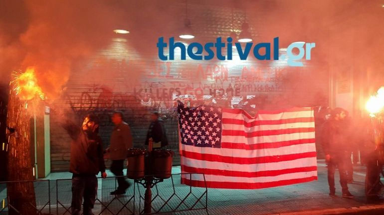 Θεσσαλονίκη: Με κάψιμο σημαίας των ΗΠΑ και δρώμενο με «βομβαρδισμούς» ολοκληρώθηκε η κινητοποίηση του ΚΚΕ