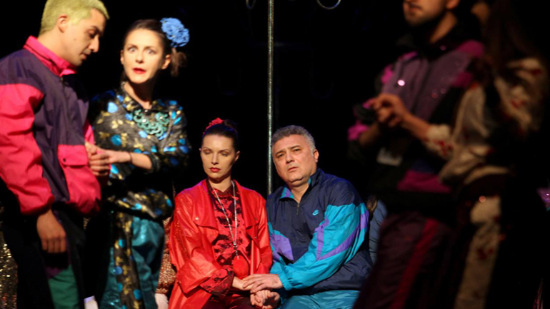 «Μιλόσεβιτς, το μιούζικαλ»: Ανάμεικτα τα συναισθήματα του κοινού που παρακολούθησε την πρεμιέρα της παράστασης