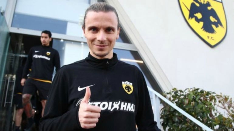 Με Σιμόες και Χουλτ η ΑΕΚ στην Τούμπα