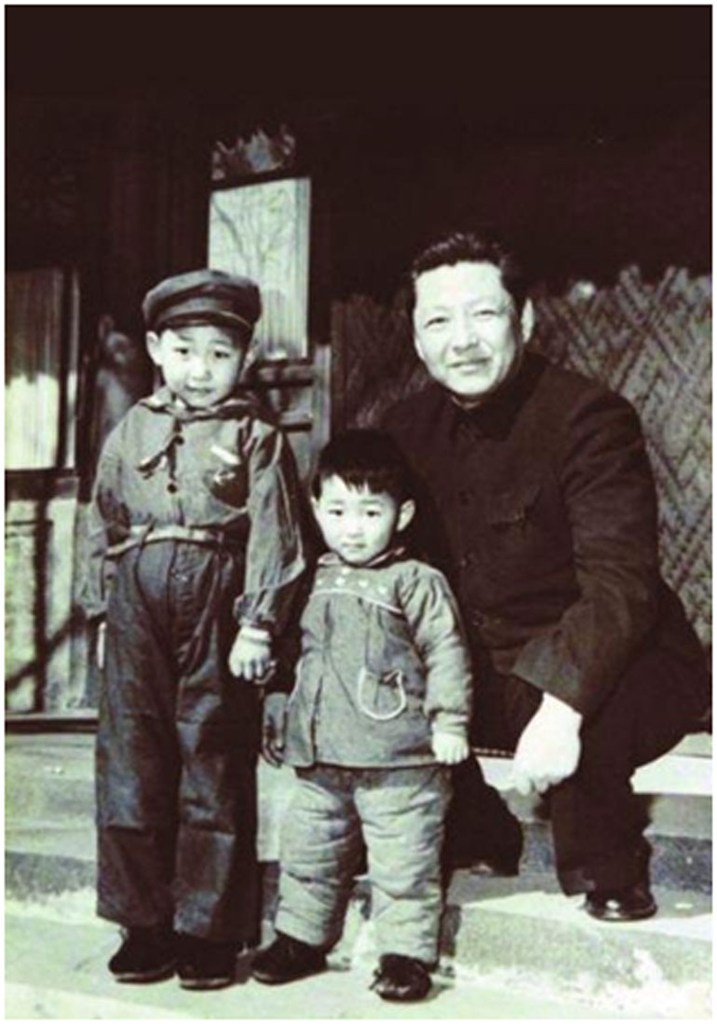 Ο Σι Τζινπίνγκ με τον αδελφό του Xi Yuanping και τον πατέρα τους Xi Zhongxun στα 1958