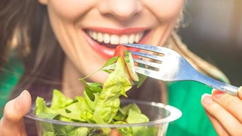 Γιατί πρέπει πάντα να τρώμε τη σαλάτα πριν από το φαγητό;
