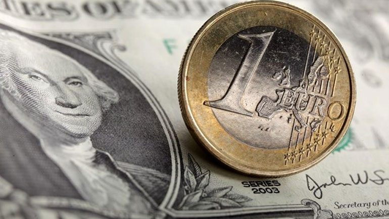 Οριακή πτώση 0,06% για το ευρώ