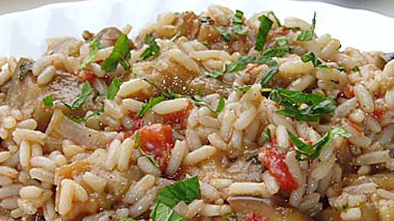 Ρύζι με μελιτζάνες και κρεμμυδάκι