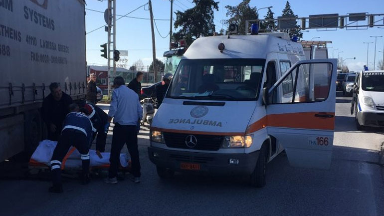 Συγκλονίζουν οι εικόνες από το τροχαίο στη Λάρισα με θύμα ποδηλάτισσα