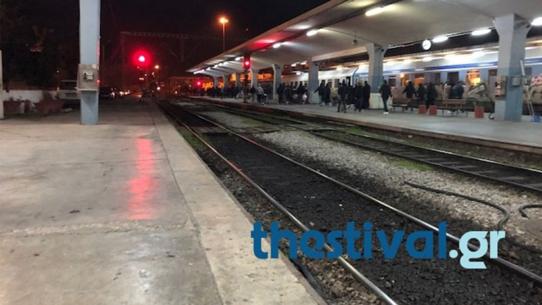 Θεσσαλονίκη: Οπαδοί του ΠΑΟΚ απέκλεισαν τις σιδηροδρομικές γραμμές στον σταθμό του ΟΣΕ