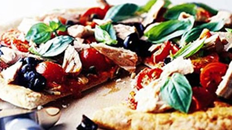 Πίτσα νηστίσιμη με τόνο και σάλτσα ντομάτας