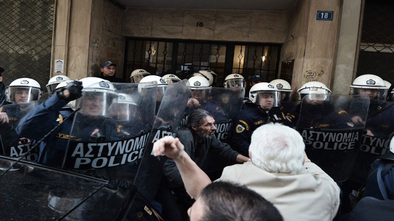 ΕΔΕ και δικογραφία από την ΕΛ.ΑΣ., για τα επεισόδια έξω από συμβολαιογραφείο για τους πλειστηριασμούς