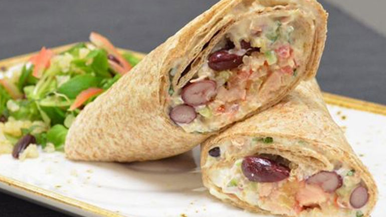 Τορτίγια εύκολη με τόνο, αβοκάντο και σως από γιαούρτι