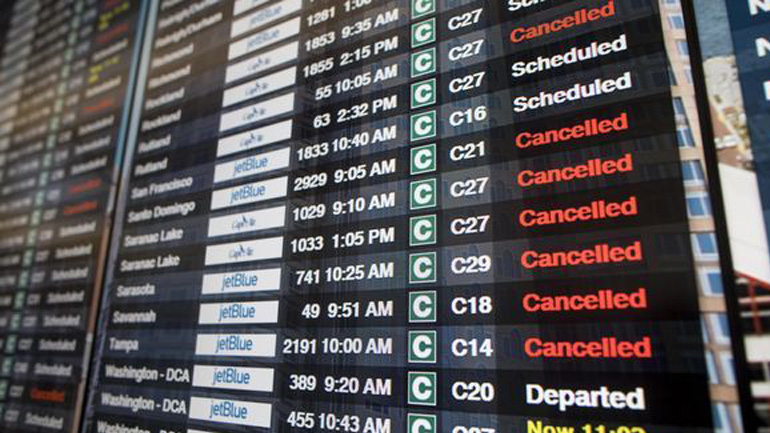 ΗΠΑ: Εκατοντάδες ακυρώσεις πτήσεων λόγω… χιονιά