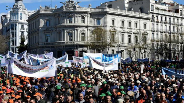 Ισπανία: Χιλιάδες αγρότες διαδηλώνουν για τη «σουρεαλιστική» ξηρασία στον «λαχανόκηπο της Ευρώπης»