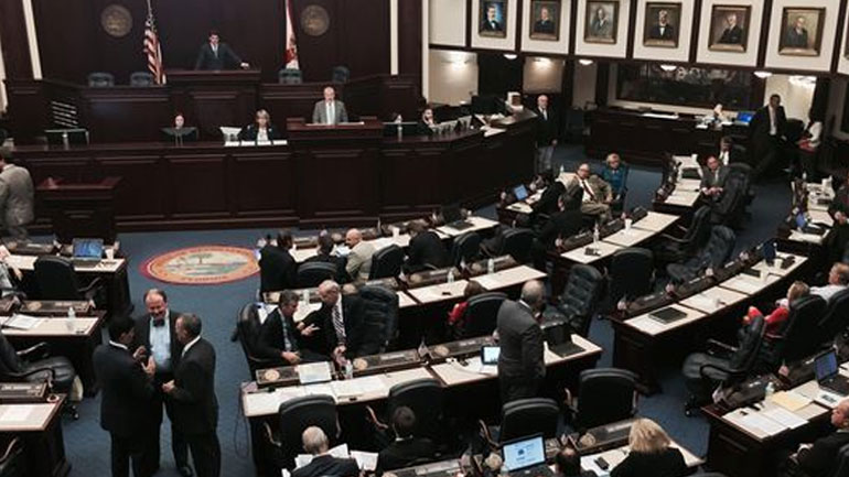 Φλόριντα: Εγκρίθηκε νόμος που προβλέπει ότι ορισμένοι εκπαιδευτικοί θα μπορούν να οπλοφορούν Φλόριντα: Εγκρίθηκε νόμος που προβλέπει ότι ορισμένοι εκπαιδευτικοί θα μπορούν να οπλοφορούν