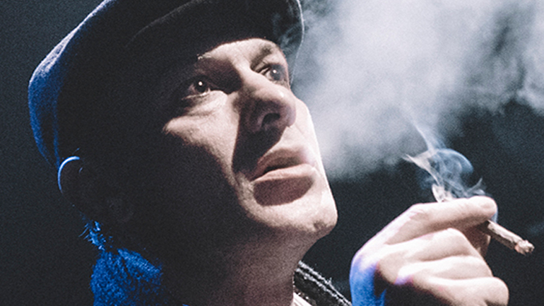 «Ο Αμερικάνος» με τον Θανάση Σαράντο στο θέατρο «Απόλλων» Σύρου