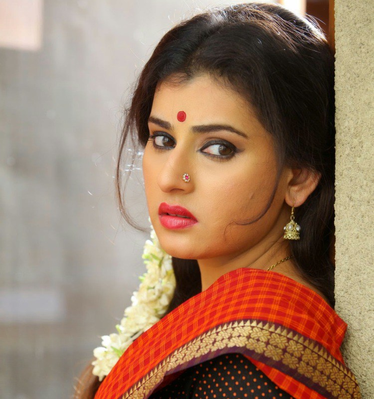 Αρτσένα Σαστρί: Οι άνθρωποι στην Ελλάδα είναι τόσο ζεστοί, φιλικοί και καλοσυνάτοι, νιώθω πως έχουμε πολλά κοινά ως νοοτροπία.