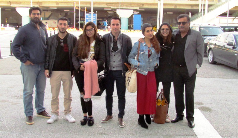 Το Ινδικό κινηματογραφικό team και οι φοιτητές δημοσιογραφίας Δημήτρης Καραγιάννης και Χρήστος Μιχαηλίδης