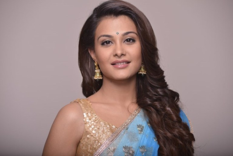 Νάζια Χουσείν: Έχω έρθει ξανά στην Ελλάδα, για διακοπές, αγαπώ το μπλε της θάλασσας σας.