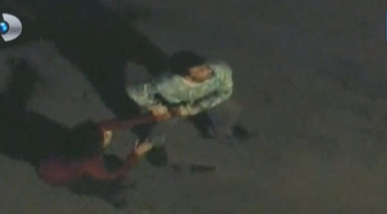 Δέρνουν τις συζύγους τους στον δρόμο