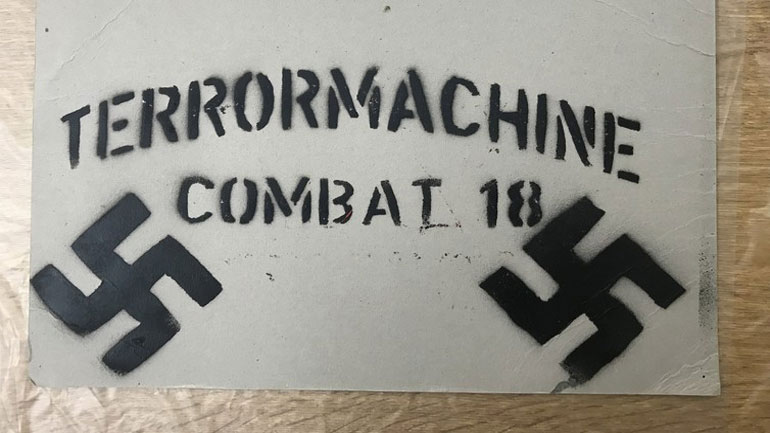 Μαχαίρια, εκρηκτικά και ναζιστικά σύμβολα κατέσχεσε η Αντιτρομοκρατική από τα μέλη της «Combat 18» Μαχαίρια, εκρηκτικά και ναζιστικά σύμβολα κατέσχεσε η Αντιτρομοκρατική από τα μέλη της «Combat 18»