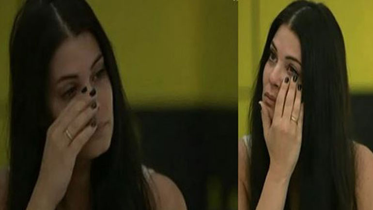 Η Μαρία Κορινθίου λύγισε on camera: «Ήταν μία δύσκολη περίοδος. Ήμουν και μικρή…»