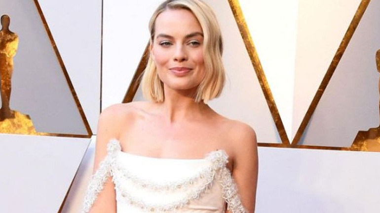 Το φόρεμα της Margot Robbie για τα Oscar χρειάστηκε 600 ώρες για να κατασκευαστεί!