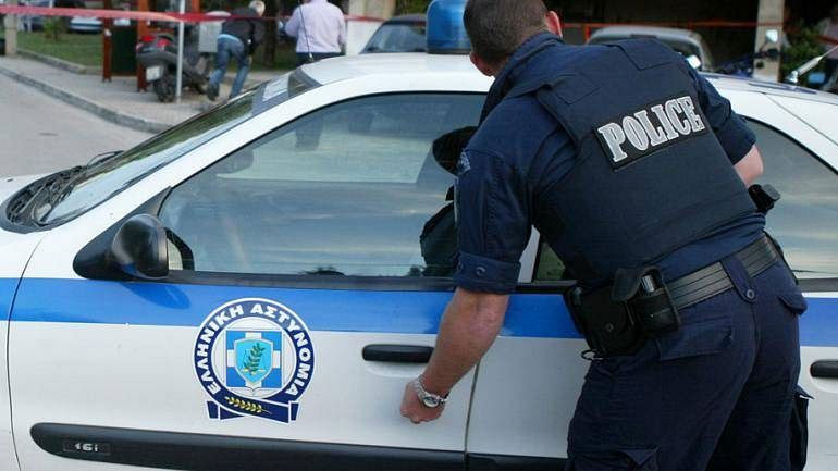 Για παραμέληση εποπτείας ανήλικου τέκνου συνελήφθη 40χρονος πατέρας στη Σαλαμίνα