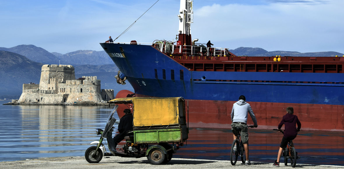Τρίκυκλο, τάνκερ και στο βάθος το Μπούρτζι