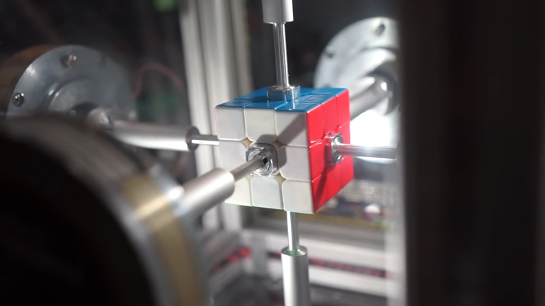 Παγκόσμιο ρεκόρ: Ρομπότ έλυσε τον κύβο του Ρούμπικ σε 0,38 δευτερόλεπτα!