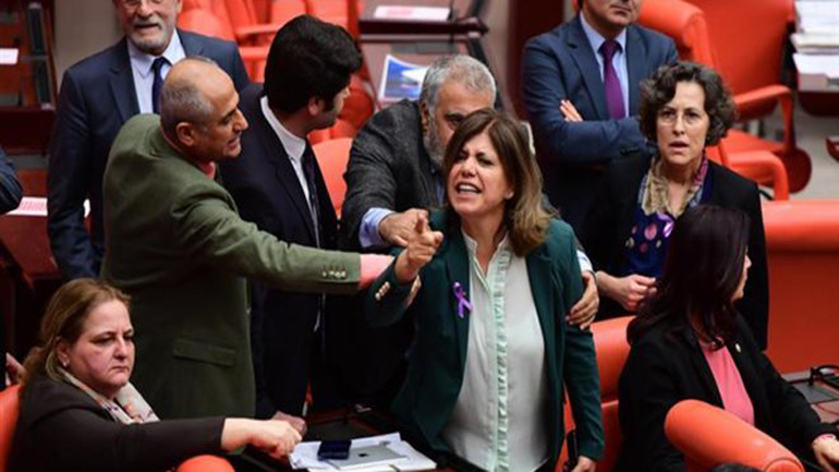 Τουρκία: Μπουνιές και φωνές στην τουρκική Βουλή για την επιχείρηση στο Αφρίν