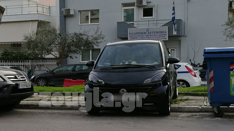 Το… τερμάτισε: Πάρκαρε κάθετα με το smart του μπροστά από αστυνομικό τμήμα!