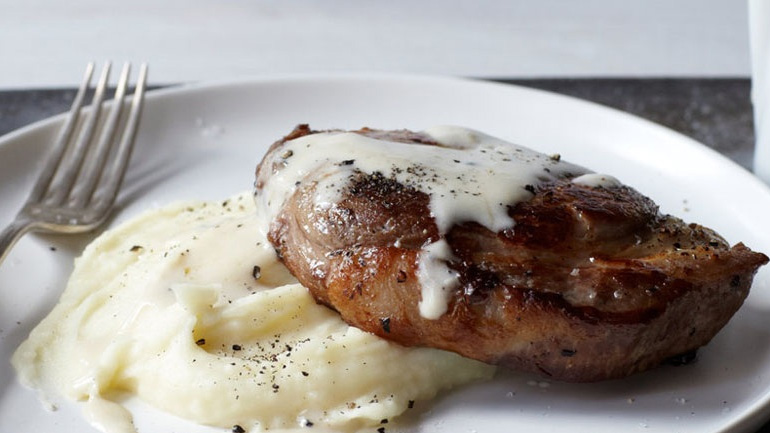 Χοιρινό με ντομάτα και κρέμα γάλακτος