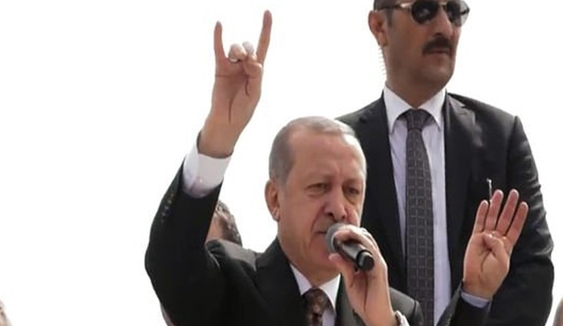 O Ερντογάν μιλώντας επανέλαβε την φράση  ¨ Όταν έρθει εντολή επιστράτευσης πρώτα εγώ και μετά όλοι μαζί θα πάμε¨, ενώ έκανε και το σήμα των Γκρίζων Λύκων.