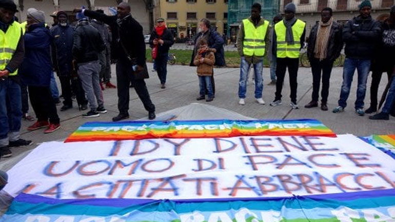 Φλωρεντία: Aντιρατσιστική διαδήλωση με τη συμμετοχή χιλιάδων ανθρώπων μετά τον θάνατο ενός Σενεγαλέζου
