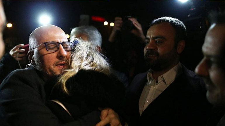 Αποφυλακίστηκαν δύο δημοσιογράφοι της εφημερίδας Cumhuriyet