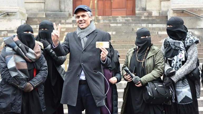 Αλγερινός «δικαιωματιστής» πληρώνει τα πρόστιμα σε όσες φοράνε μπούρκες