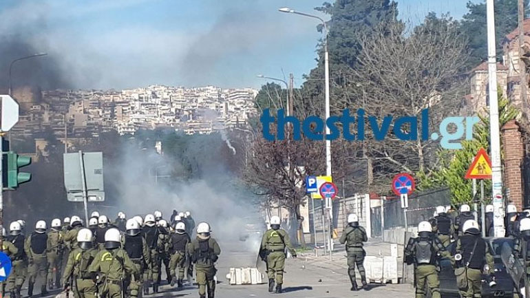 Επεισόδια μεταξύ αντιεξουσιαστών και ΜΑΤ στο κέντρο της Θεσσαλονίκης