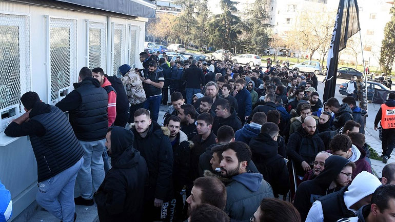 «Κοσμοσυρροή» οπαδών του ΠΑΟΚ στα εκδοτήρια της Τούμπας