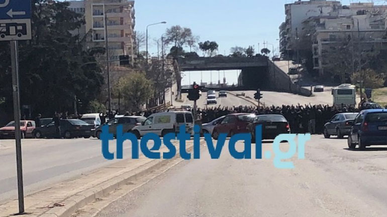 ΤΩΡΑ: Πορεία οπαδών του Άρη στην Κ.Καραμανλή στη Θεσσαλονίκη ΤΩΡΑ: Πορεία οπαδών του Άρη στην Κ.Καραμανλή στη Θεσσαλονίκη