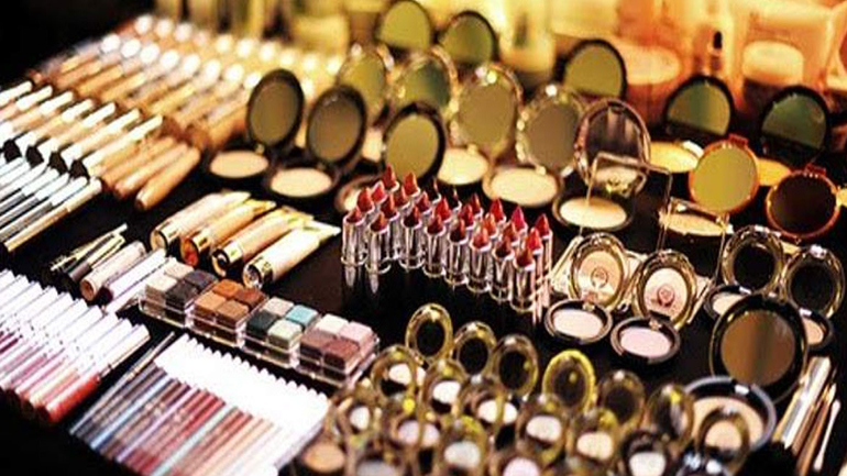 Όλα όσα πρέπει να γνωρίζουμε για τα καλλυντικά και τη χρήση τους