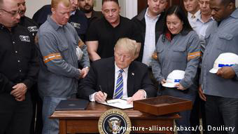 Ο Τραμπ κατά την υπογραφή των διαταγμάτων