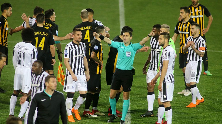 Όλα όσα αναφέρει το φύλλο αγώνα – Ο Κομίνης διέκοψε το ντέρμπι λόγω της εισβολής Σαββίδη