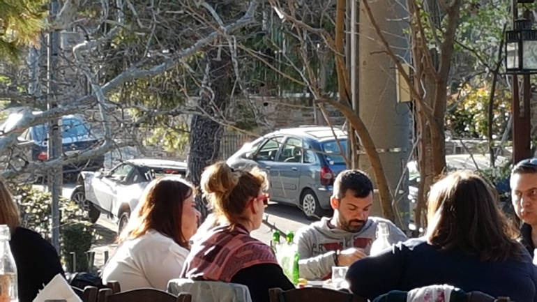 Ο υπεύθυνος δημοσίων σχέσεων των Renault - Dacia στην Ελλάδα και πίσω του με φόντο το Korres Project!!!