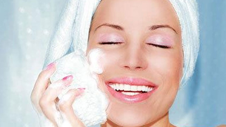 H αισθητικός των celebrities αποκαλύπτει πώς να απαλλαγείς από τα μαύρα στίγματα