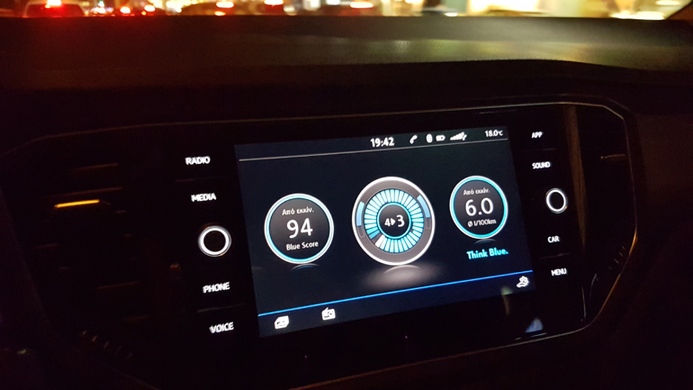 Παρακολουθείς την εφαρμογή από την οθόνη στην κεντρική κονσόλα και μπαίνεις στο τριπάκι για να οδηγήσεις οικονιμικά... (στην φωτό η οθόνη είναι από το VW-T-Roc)