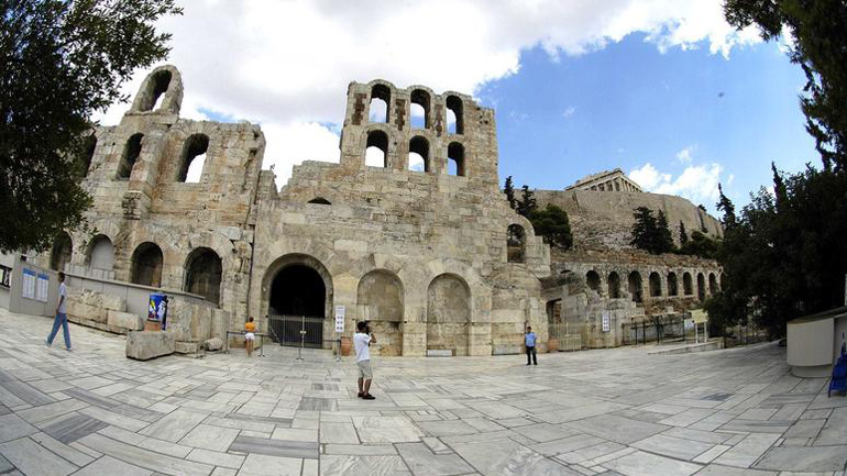 ΚΑΣ: «Nαι» στην επίδειξη μόδας του Β. Κωστέτσου μπροστά από το Ηρώδειο