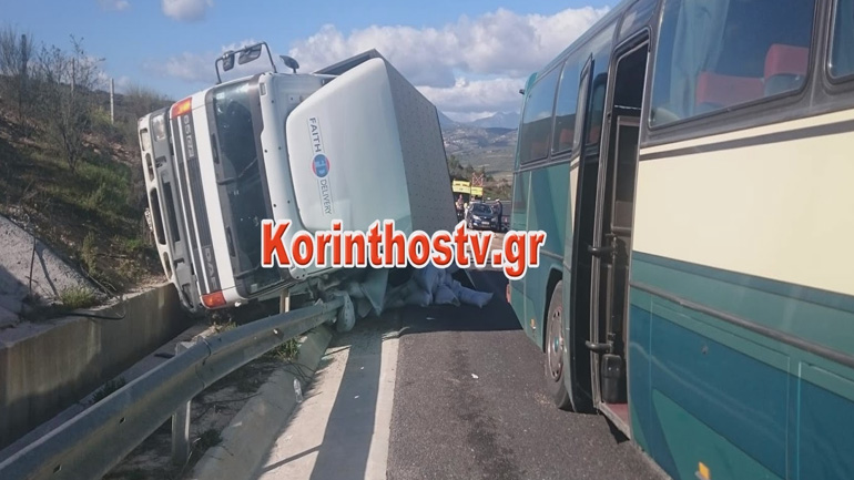 Παραλίγο τραγωδία από σύγκρουση λεωφορείου του ΚΤΕΛ Λακωνίας με φορτηγό Παραλίγο τραγωδία από σύγκρουση λεωφορείου του ΚΤΕΛ Λακωνίας με φορτηγό