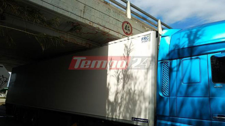 Αχαΐα: Νταλίκα «φράκαρε» κάτω από γέφυρα!