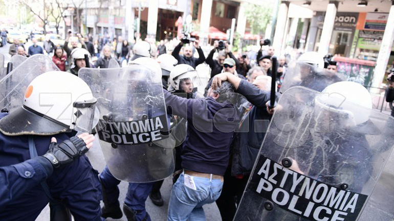 Αθήνα: Σε συλλήψεις μετατράπηκαν οι τρεις προσαγωγές για τα επεισόδια έξω από συμβολαιογραφείο